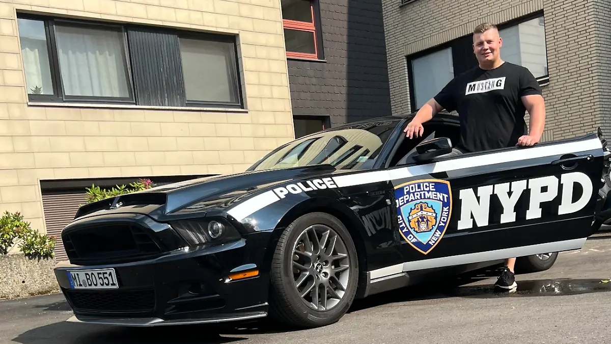 Der Wagen ihres Freundes sieht aus wie ein New Yorker Polizei-Auto.