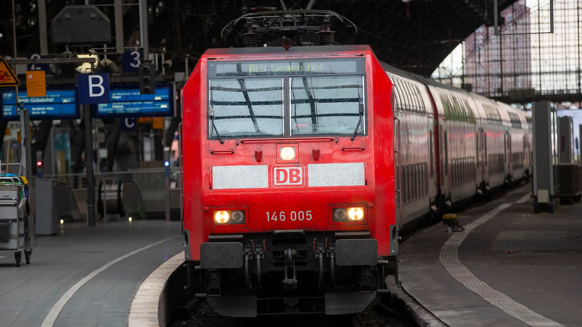 ARCHIV - 01.05.2023, Nrw, Köln: Ein Regionalzug fährt in den Kölner Hauptbahnhof ein. Die Tarifverhandlungen bei der Deutschen Bahn (DB) werden am Mittwoch in Berlin fortgesetzt Foto: Thomas Banneyer/dpa +++ dpa-Bildfunk +++