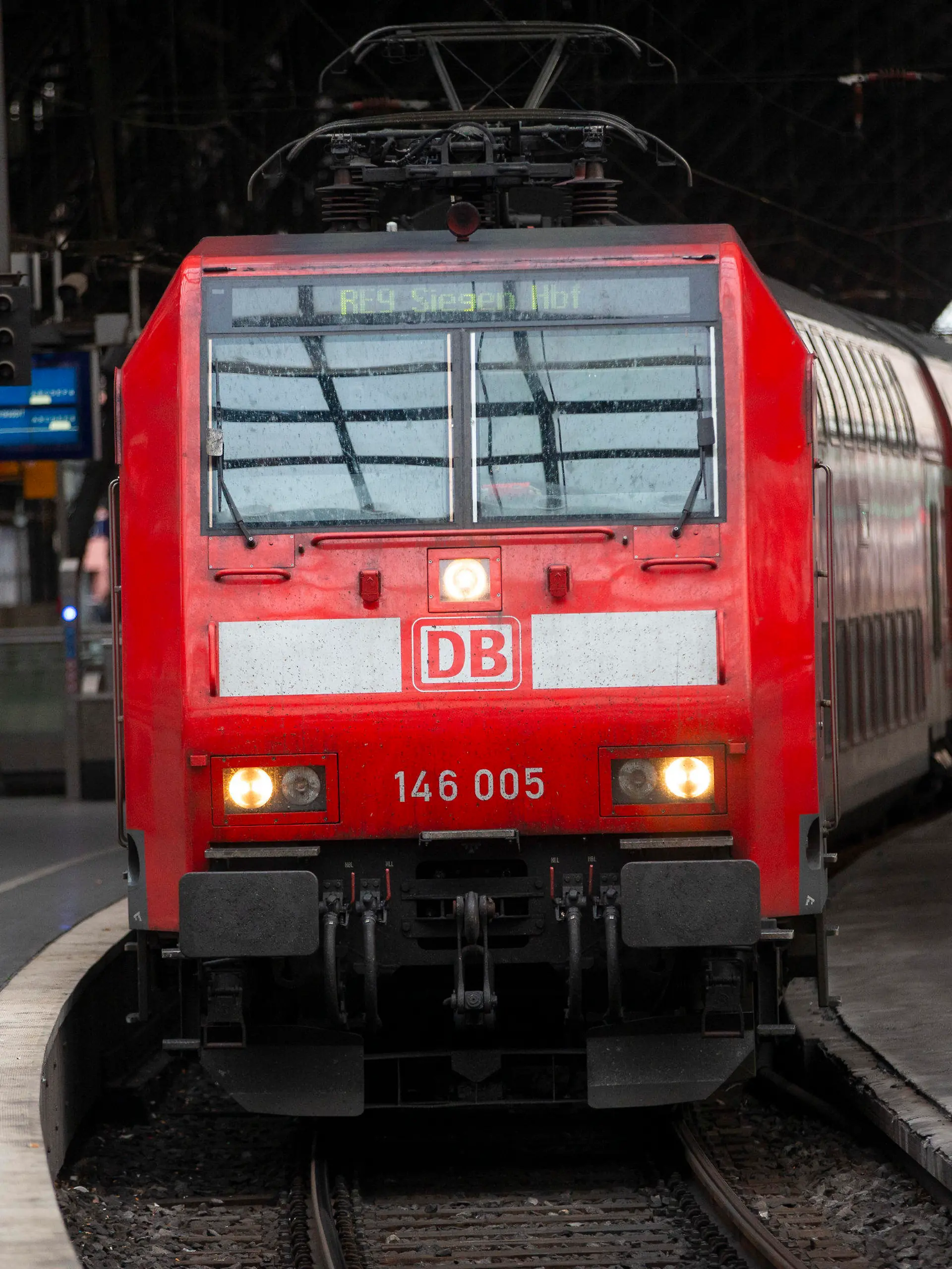 ARCHIV - 01.05.2023, Nrw, Köln: Ein Regionalzug fährt in den Kölner Hauptbahnhof ein. Die Tarifverhandlungen bei der Deutschen Bahn (DB) werden am Mittwoch in Berlin fortgesetzt Foto: Thomas Banneyer/dpa +++ dpa-Bildfunk +++