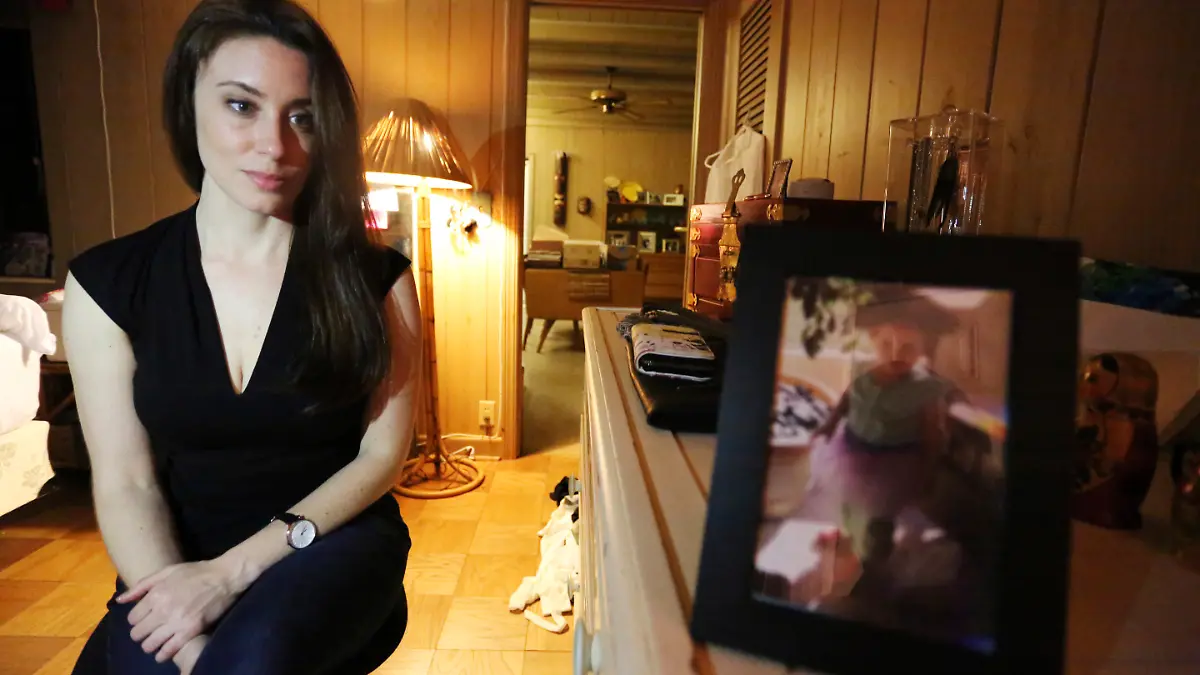 Casey Anthony im Februar 2017 neben einem Foto ihrer Tochter Caylee