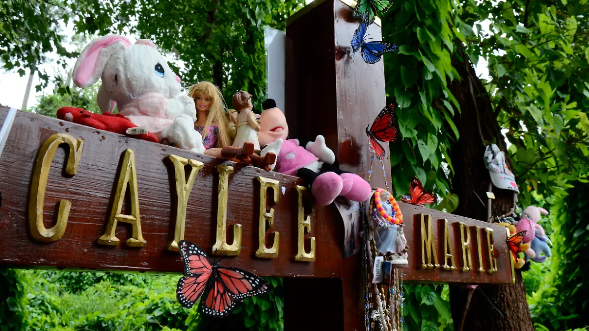 Ein Holzkreuz mit Erinnerungsstücken am Fundort der Leiche von Caylee Anthony (August 2011)