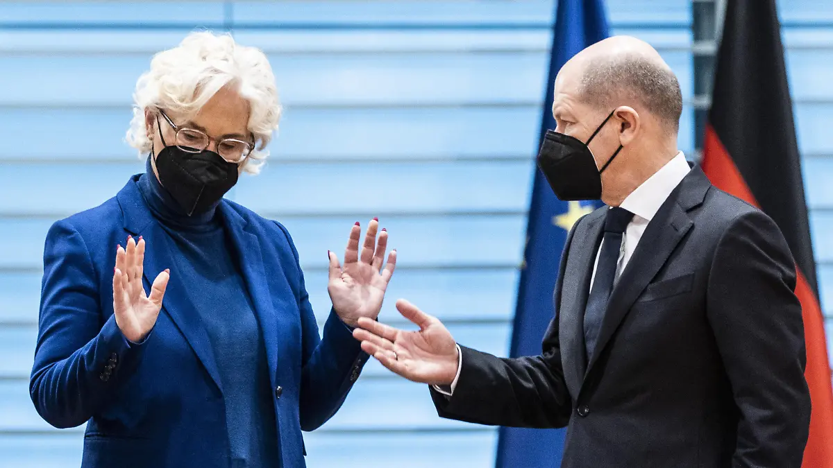  R-L Olaf Scholz SPD, Bundeskanzler, und Christine Lambrecht SPD, Bundesministerin der Verteidigung, aufgenommen im Rahmen der Sitzung des Sicherheitskabinetts im Bundeskanzleramt in Berlin, 24.02.2022. Das Sicherheitskabinett tagt aufgrund des Einmarsches russischer Soldaten in die Ukraine. Berlin Deutschland *** R L Olaf Scholz SPD , German Chancellor, and Christine Lambrecht SPD , German Minister of Defense, photographed during the meeting of the Security Cabinet at the Federal Chancellery in Berlin, 24 02 2022 The Security Cabinet meets due to the invasion of Russian soldiers in Ukraine Berlin Germany. Copyright: xFlorianxGaertner/photothek.dex