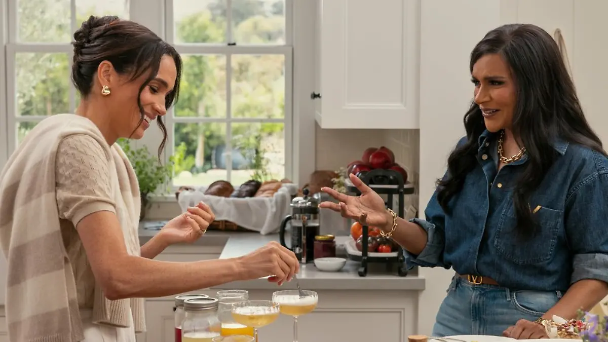 Mindy Kaling (re.) und Herzogin Meghan in „With Love, Meghan”.