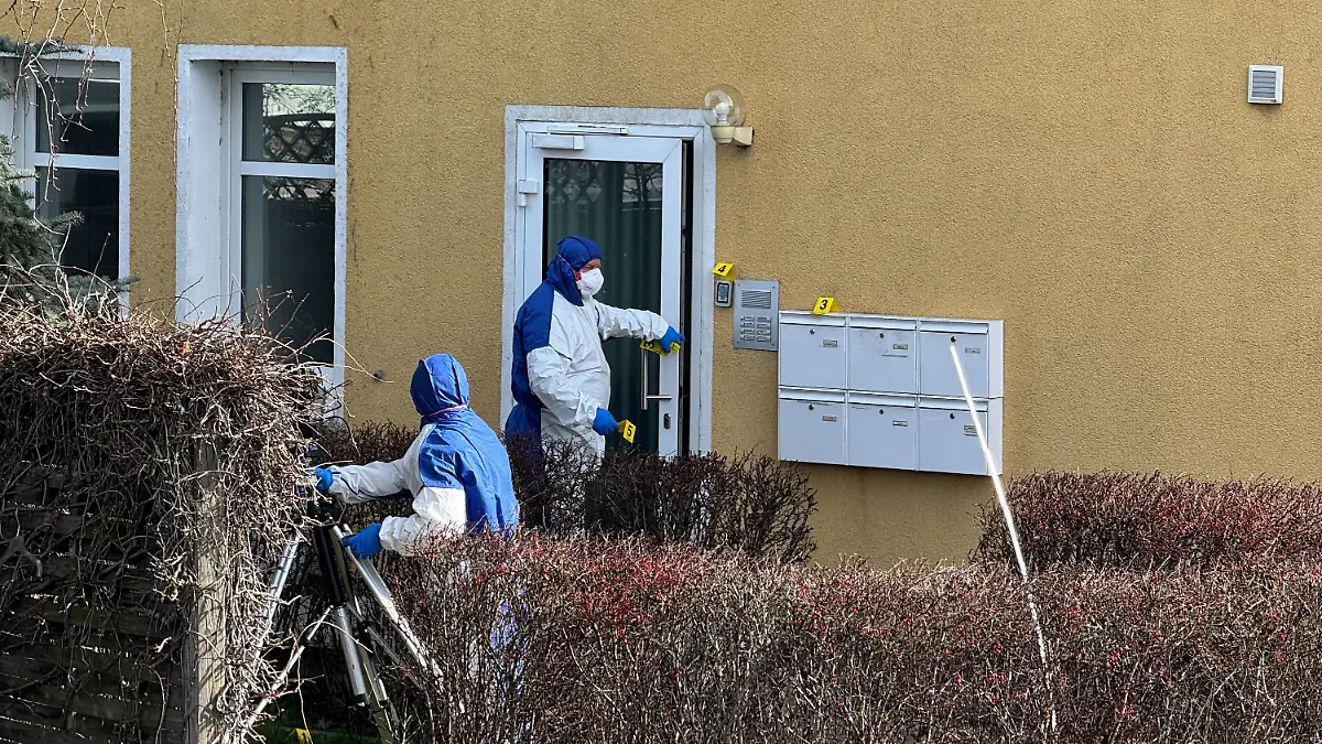 Sachsen-Anhalt, Schönebeck: Kriminaltechniker sichern an einem Haus Spuren. Dort war in der Nacht zuvor ein Mann von der Polizei angeschossen worden und später im Krankenhaus gestorben. Der Afghane soll zuvor einen 26 Jahre alten Deutschen und auch die alarmierten Polizisten bedroht haben. 