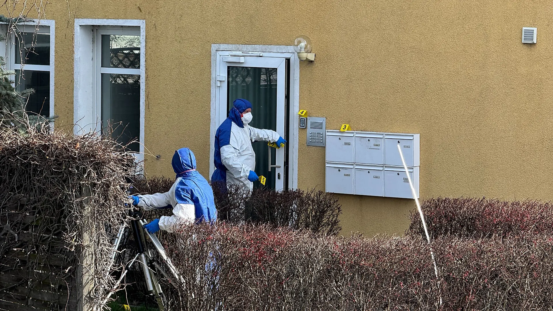 Sachsen-Anhalt, Schönebeck: Kriminaltechniker sichern an einem Haus Spuren. Dort war in der Nacht zuvor ein Mann von der Polizei angeschossen worden und später im Krankenhaus gestorben. Der Afghane soll zuvor einen 26 Jahre alten Deutschen und auch die alarmierten Polizisten bedroht haben.