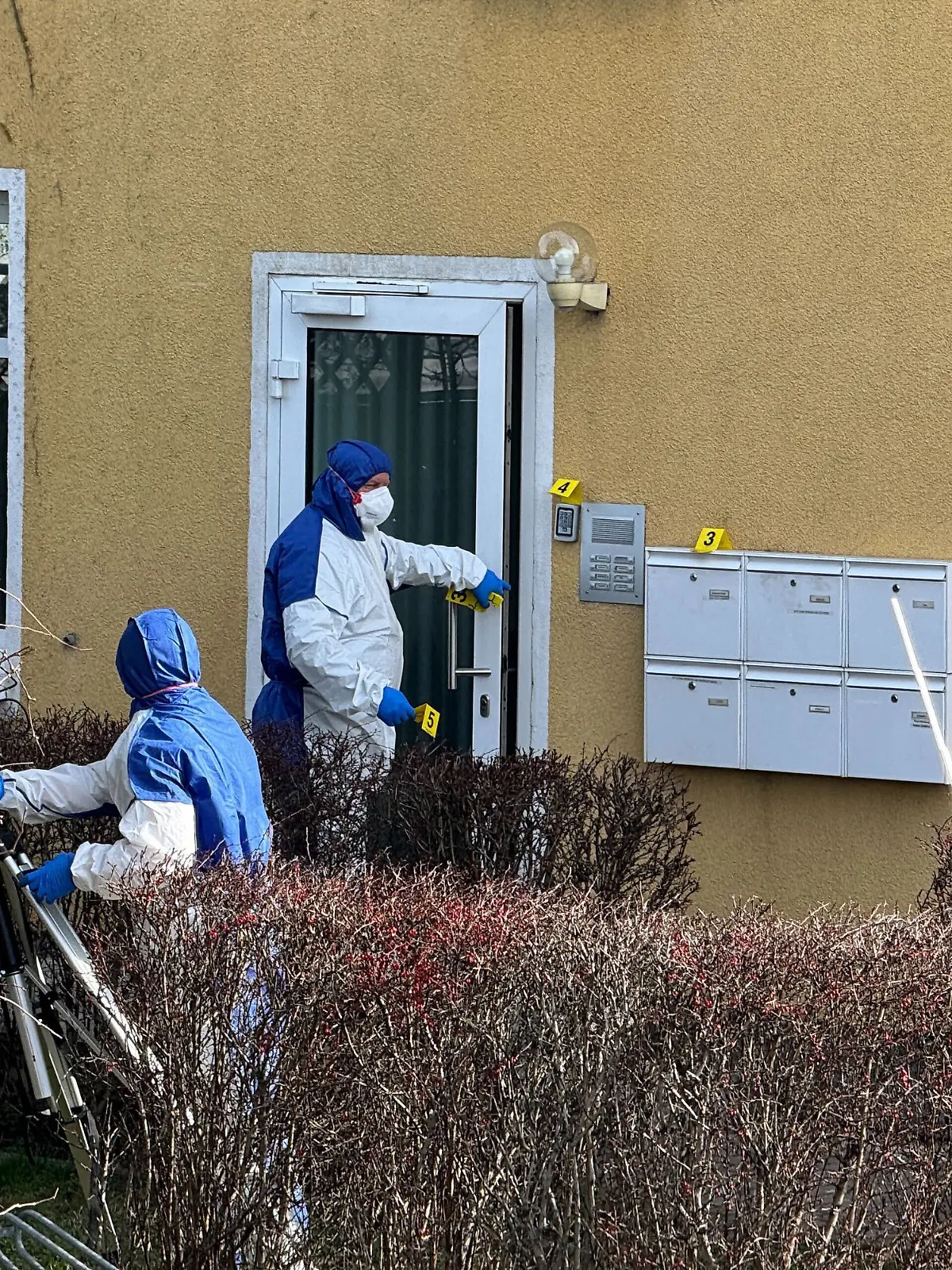 Sachsen-Anhalt, Schönebeck: Kriminaltechniker sichern an einem Haus Spuren. Dort war in der Nacht zuvor ein Mann von der Polizei angeschossen worden und später im Krankenhaus gestorben. Der Afghane soll zuvor einen 26 Jahre alten Deutschen und auch die alarmierten Polizisten bedroht haben. 