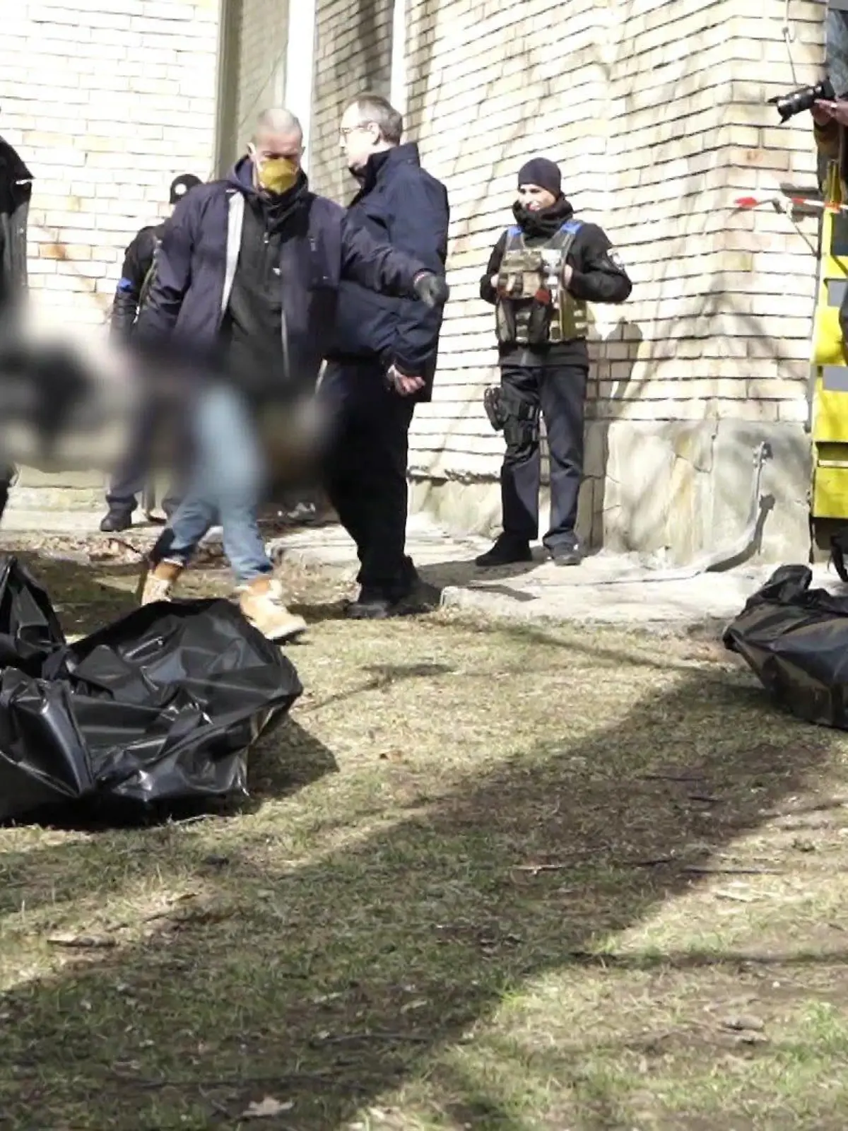 Eindrücke aus Butscha: An einem Landschulheim präsentiert die Ukrainer den Journalisten Leichen, die man dort in einem Keller fand: Gefesselt und erschossen.