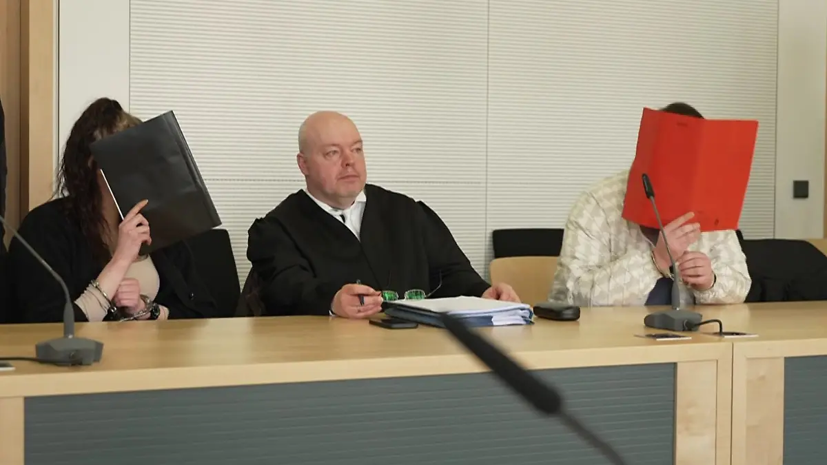Zwei der vier Angeklagten vor dem Landgericht Osnabrück.