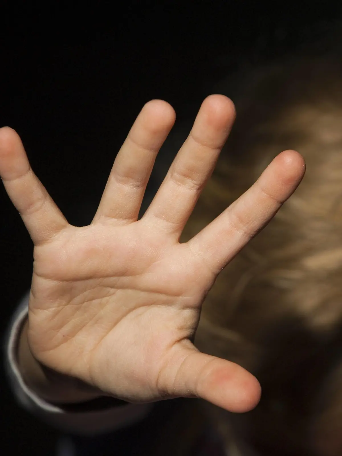 Kind wehrt sich mit ausgestreckten Armen ibxyan01596733 Bitte beachten Sie die gesetzlichen Bestimmungen des deutschen Urheberrechtes hinsichtlich der Namensnennung des Fotografen im direkten Umfeld der Veröffentlichung!
