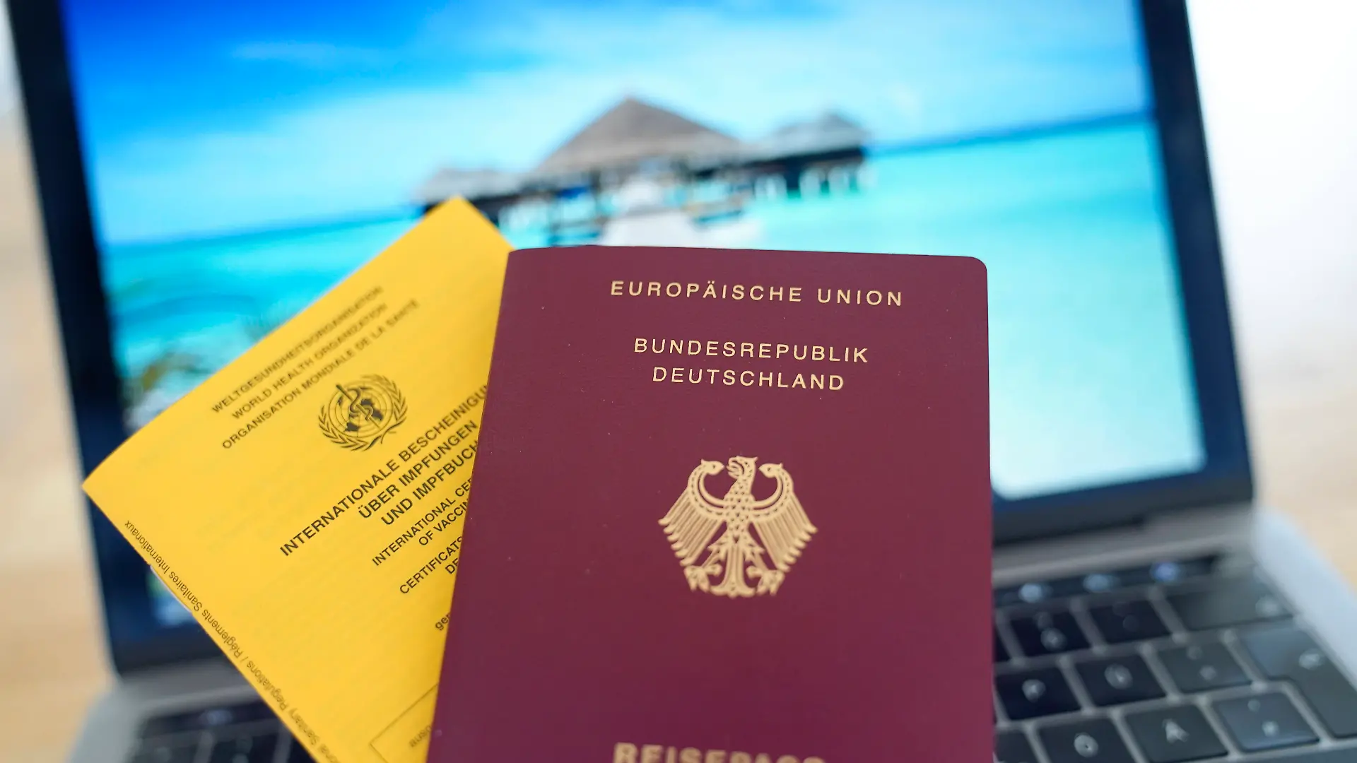 Vor dem Urlaub solltet ihr euren Impfpass checken.