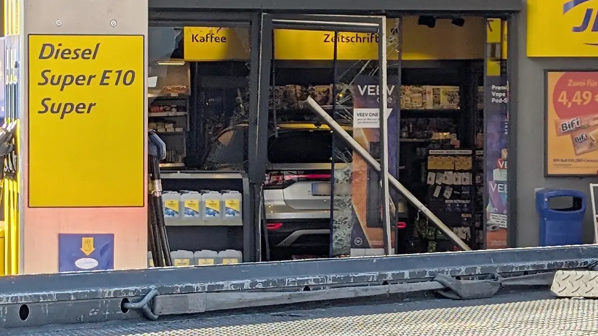 07.03.2025, Niedersachsen, Bad Iburg: Eine Auto ist in Bad Iburg in die Geschäftsräume einer Tankstelle gefahren. Foto: David Poggemann/Nordwest-Media-TV/dpa - ACHTUNG: Autokennzeichen aus rechtlichen Gründen gepixelt +++ dpa-Bildfunk +++