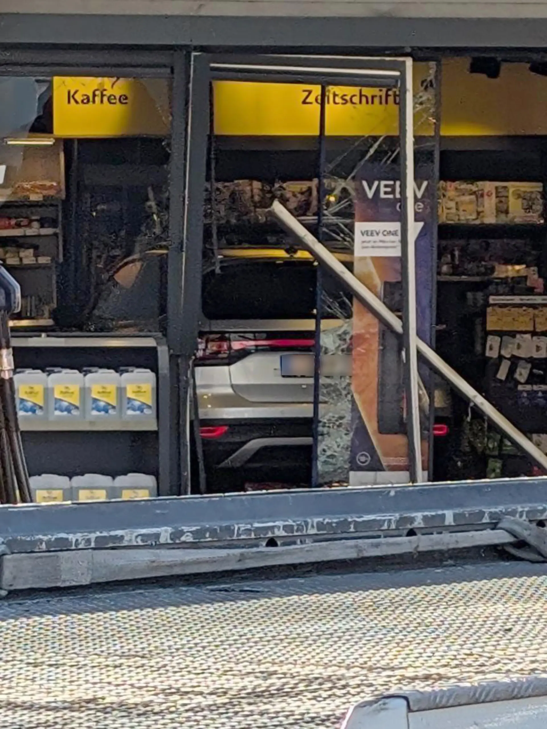 07.03.2025, Niedersachsen, Bad Iburg: Eine Auto ist in Bad Iburg in die Geschäftsräume einer Tankstelle gefahren. Foto: David Poggemann/Nordwest-Media-TV/dpa - ACHTUNG: Autokennzeichen aus rechtlichen Gründen gepixelt +++ dpa-Bildfunk +++