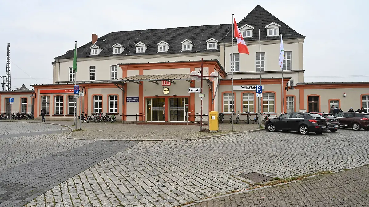 Im Bahnhof Neubrandenburg sollen ab dem 1. April wieder Züge verkehren, verspricht die Deutsche Bahn. Seit Sommer 2024 ist der Bahnhof Neubrandenburg vom Bahnverkehr abgeschnitten. (Archivbild)