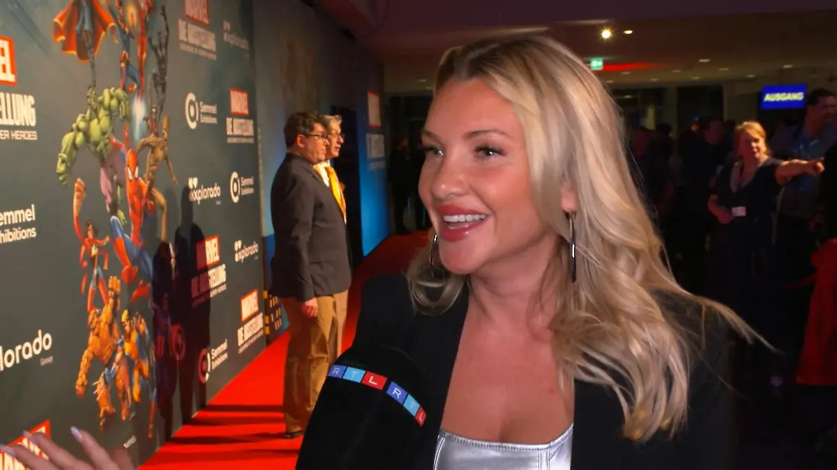 Bei IHM kommt Evelyn Burdecki mächtig ins Schwärmen Heldenmäßig in love