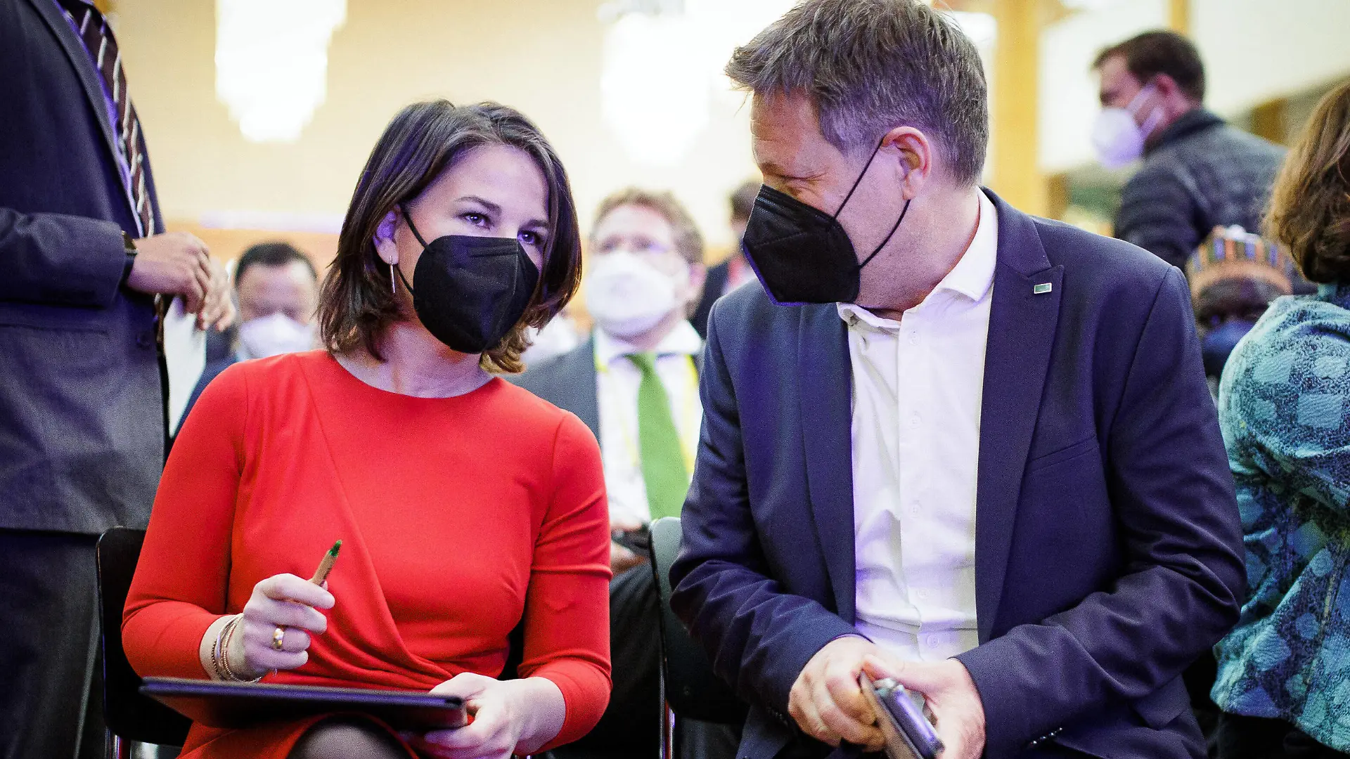 L-R: Annalena Baerbock, Bundesaussenministerin, und Robert Habeck, Bundesminister fuer Wirtschaft und Klimaschutz und Vizekanzler, aufgenommen im Geapraech beim Berlin Energy Transition Dialogue in Berlin, 29.03.2022. Berlin Deutschland *** L R Annalena Baerbock, Federal Minister of Foreign Affairs, and Robert Habeck, Federal Minister of Economics and Climate Protection and Vice Chancellor, recorded in geapraech at the Berlin Energy Transition Dialogue in Berlin, 29 03 2022 Berlin Germany. Copyright: xJaninexSchmitz/photothek.dex