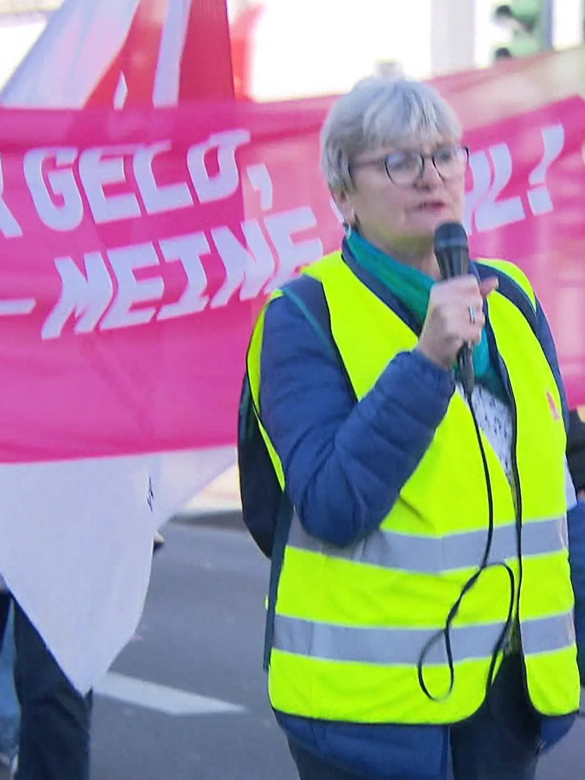 Bild zu: "Frauen auf der Straße"