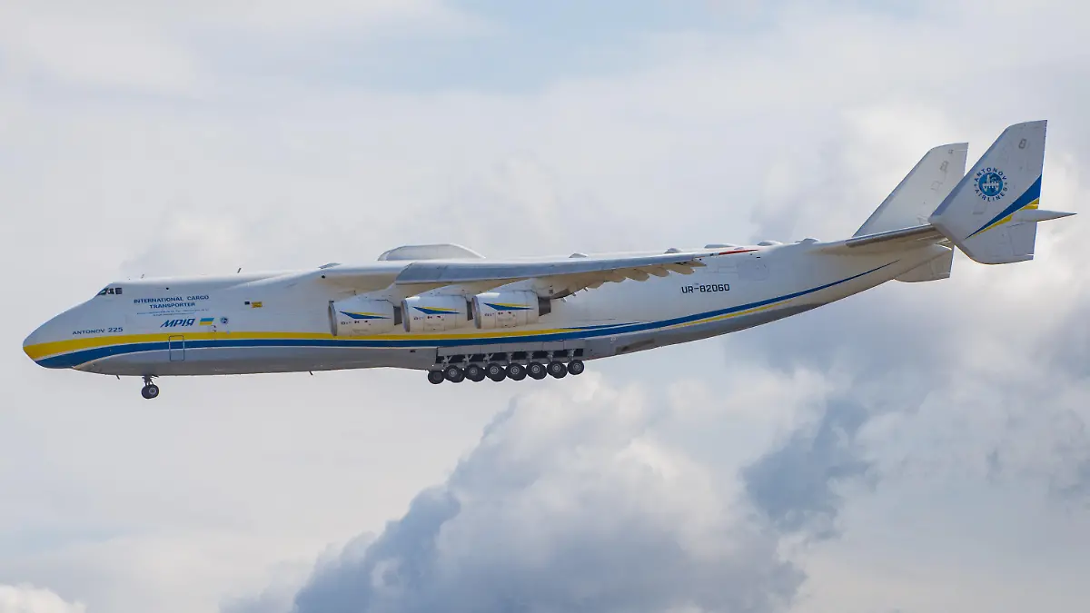 ARCHIV - 14.04.2020, Polen, Warschau: Die Antonow An-225 «Mriya» beim Landeanflug auf den Flughafen Chopin. Bei den Kämpfen nahe Kiew ist einem ukrainischen Medienbericht zufolge das weltweit schwerste Frachtflugzeug, die Antonow An-225 «Mriya», zerstört worden. Foto: Bartlomiej Myc/dpa +++ dpa-Bildfunk +++