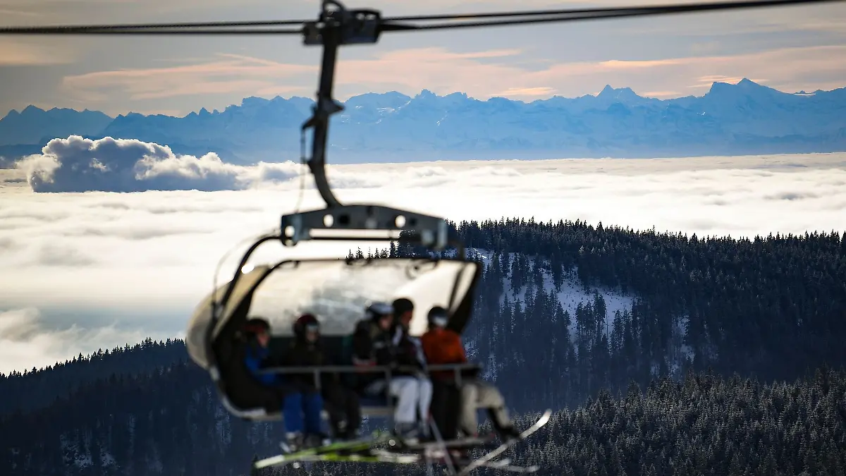 Ein Kind ist aus einem Sessellift am Feldberg acht Meter in die Tiefe gestürzt und blieb unverletzt. (Symbolbild)
