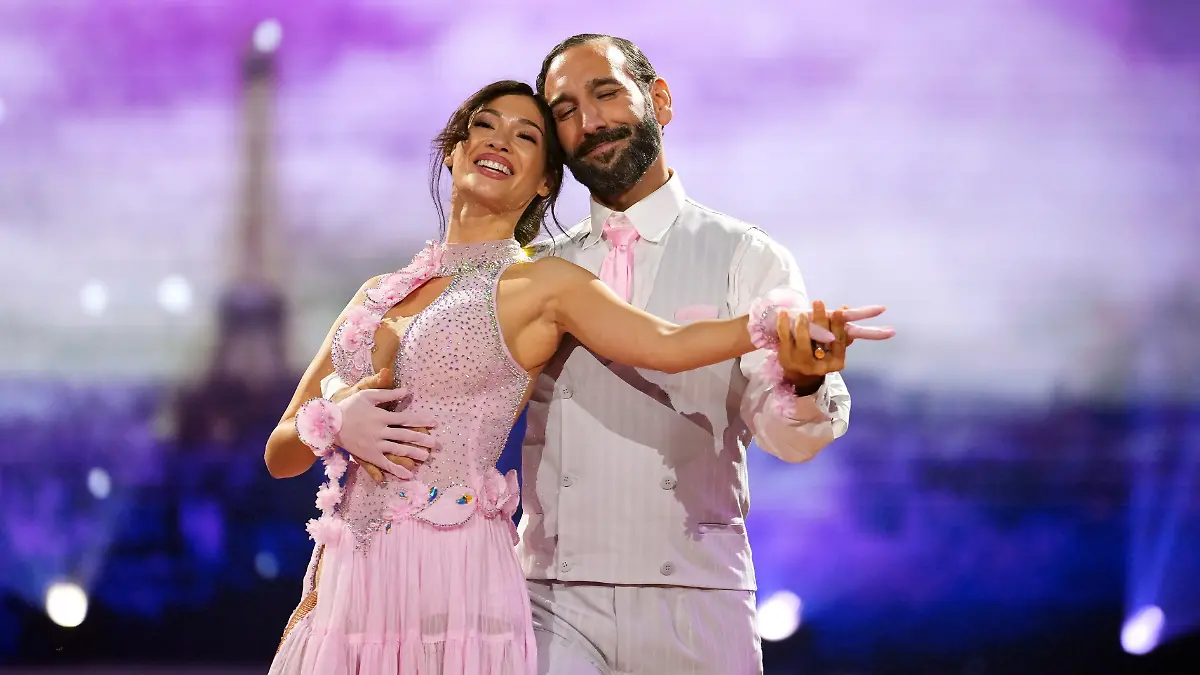 Paola Maria und Massimo Sinató tanzen Langsamer Walzer.