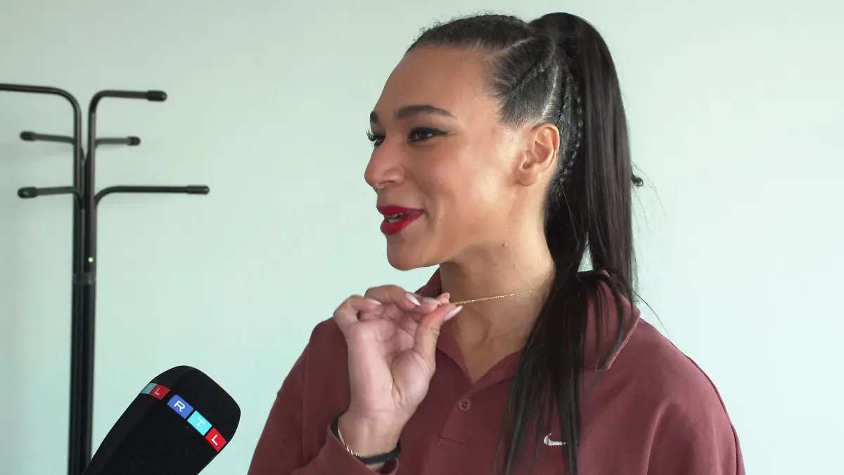 Marie Mouroum mit ihrer Glückskette
