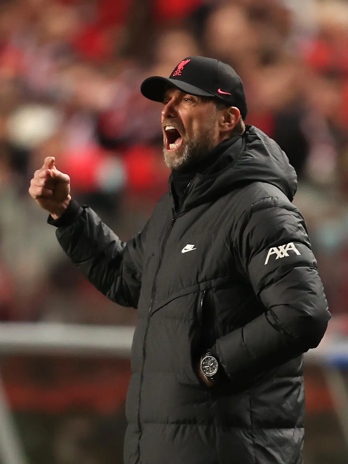 LISBON, PORTUGAL - APRIL 05: Jurgen Klopp, Manager of Liverpool shouts instructions during the UEFA Champions League Quarter Final Leg One match between SL Benfica and Liverpool FC at Estadio da Luz on April 05, 2022 in Lisbon, Portugal. (Photo by Julian Finney/Getty Images)