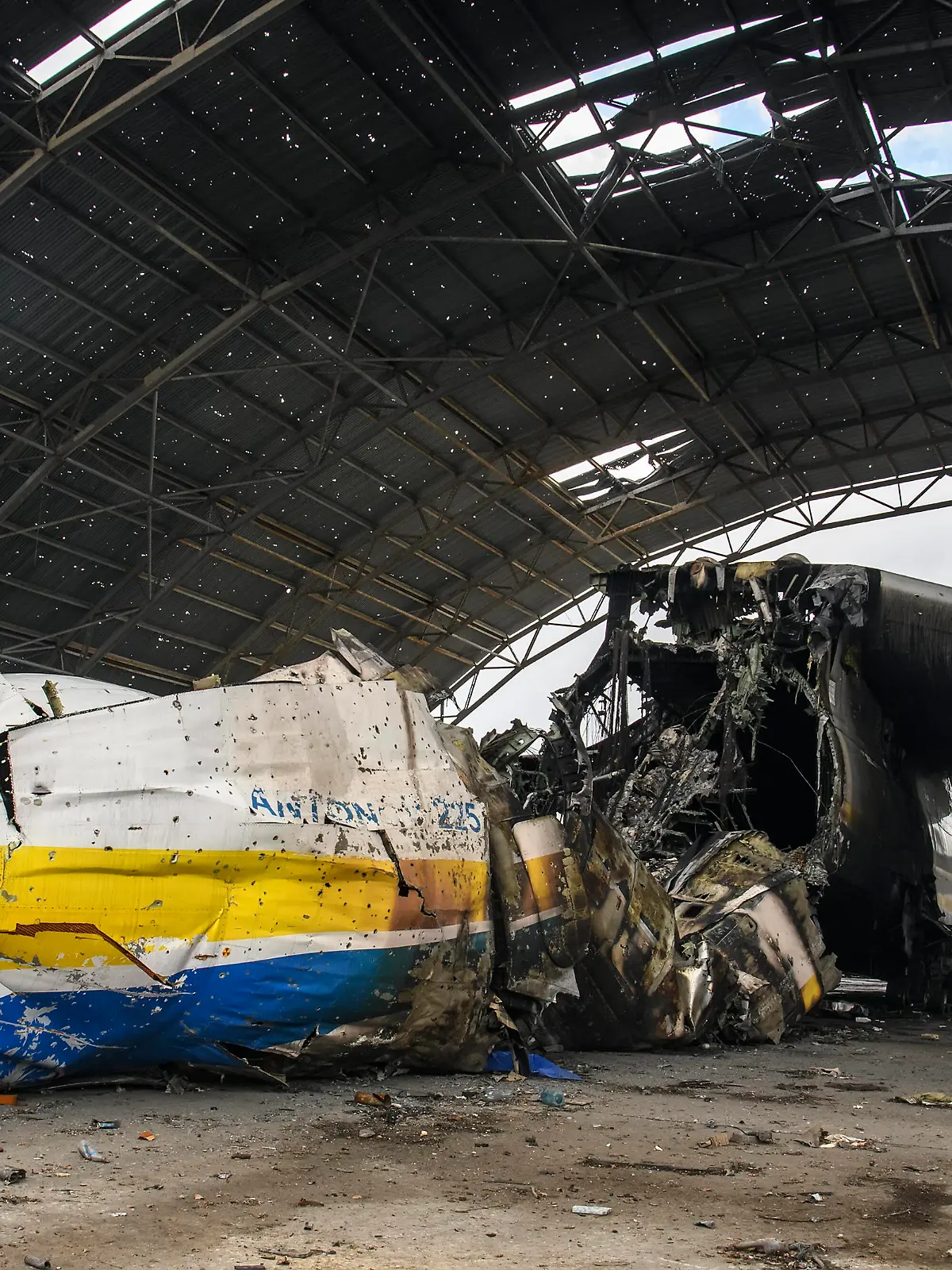 Ukraine-Konflikt, Antonow An-225, Zerstörung am größten Frachtflugzeug der Welt  Damaged Largest Ukrainian Transport Plane Antonov An-225 Mriya Dream At The Gostomel Airfield Near Kyiv A hangar containing the damaged largest Ukrainian transport plane Antonov An-225 Mriya Dream at the Gostomel airfield near Kyiv, Ukraine, 04 April 2022 Kyiv Ukraine PUBLICATIONxNOTxINxFRA Copyright: xMaxymxMarusenkox originalFilename: musienko-notitle220404_npuC1.jpg
