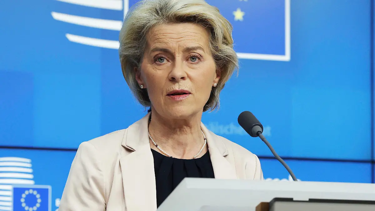 25.03.2022, Belgien, Brüssel: Ursula von der Leyen, Präsidentin der Europäischen Kommission, spricht auf einer Pressekonferenz nach einem EU-Gipfel in Brüssel. Nach dem ersten Tag der Gespräche über den Krieg in der Ukraine wandten sich die Staats- und Regierungschefs der EU der Energiepolitik zu und versuchten, sich auf Maßnahmen zu einigen, die die explodierenden Strompreise eindämmen sollen. Foto: Olivier Matthys/AP/dpa +++ dpa-Bildfunk +++