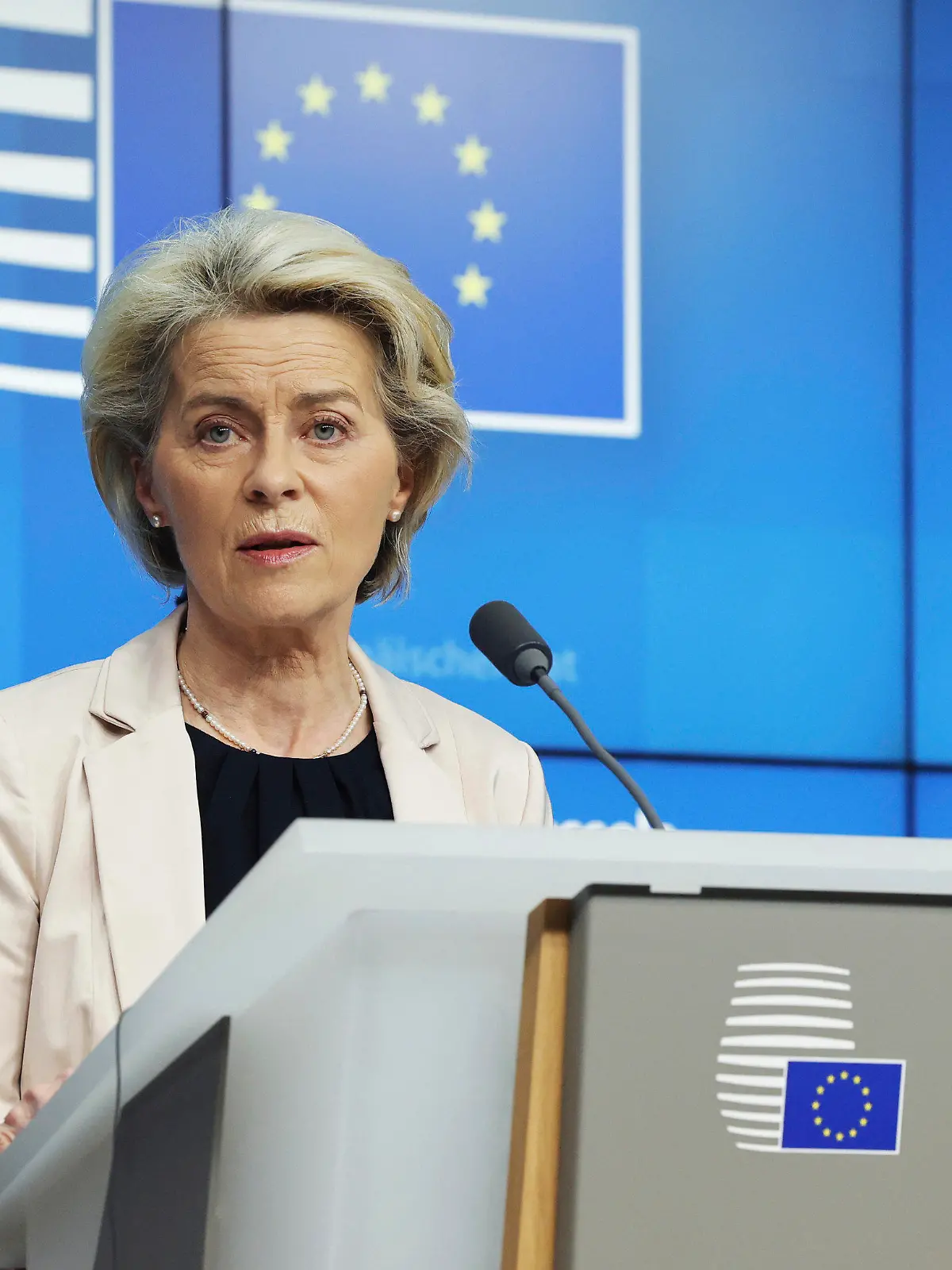 25.03.2022, Belgien, Brüssel: Ursula von der Leyen, Präsidentin der Europäischen Kommission, spricht auf einer Pressekonferenz nach einem EU-Gipfel in Brüssel. Nach dem ersten Tag der Gespräche über den Krieg in der Ukraine wandten sich die Staats- und Regierungschefs der EU der Energiepolitik zu und versuchten, sich auf Maßnahmen zu einigen, die die explodierenden Strompreise eindämmen sollen. Foto: Olivier Matthys/AP/dpa +++ dpa-Bildfunk +++