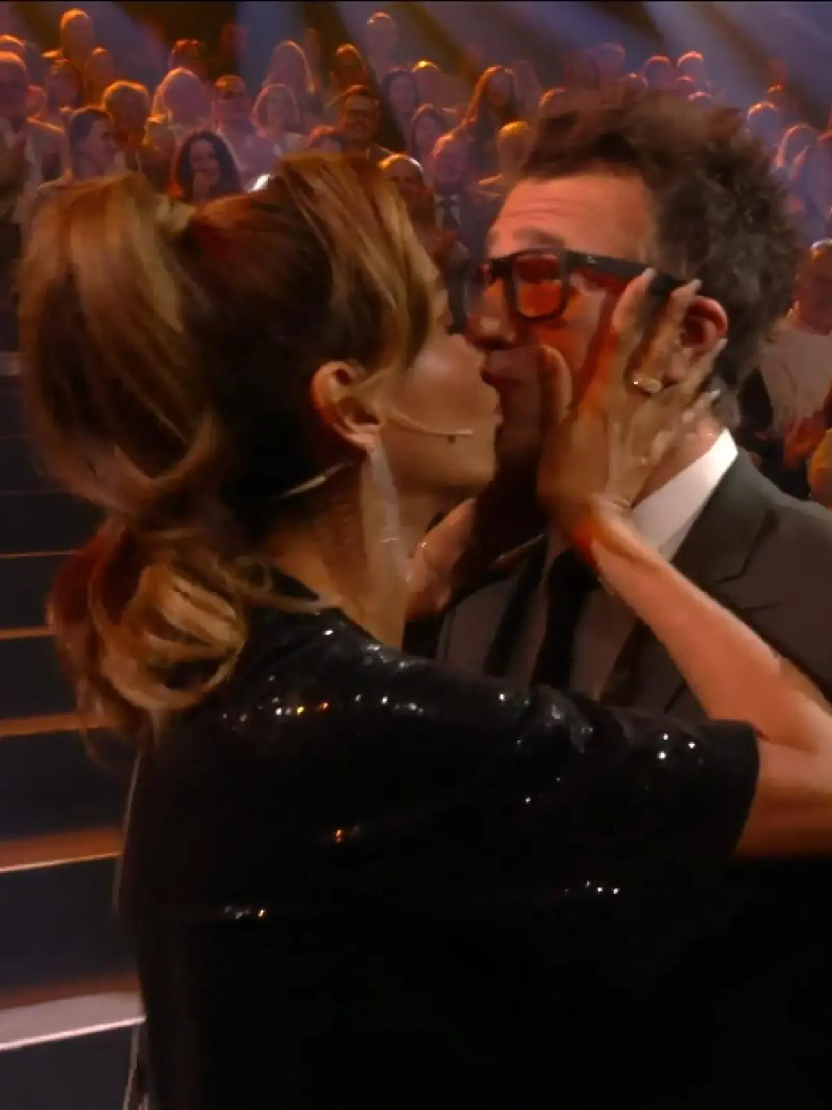 Bild zu: "Diesen Kuss hat Daniel Hartwich nicht kommen sehen"