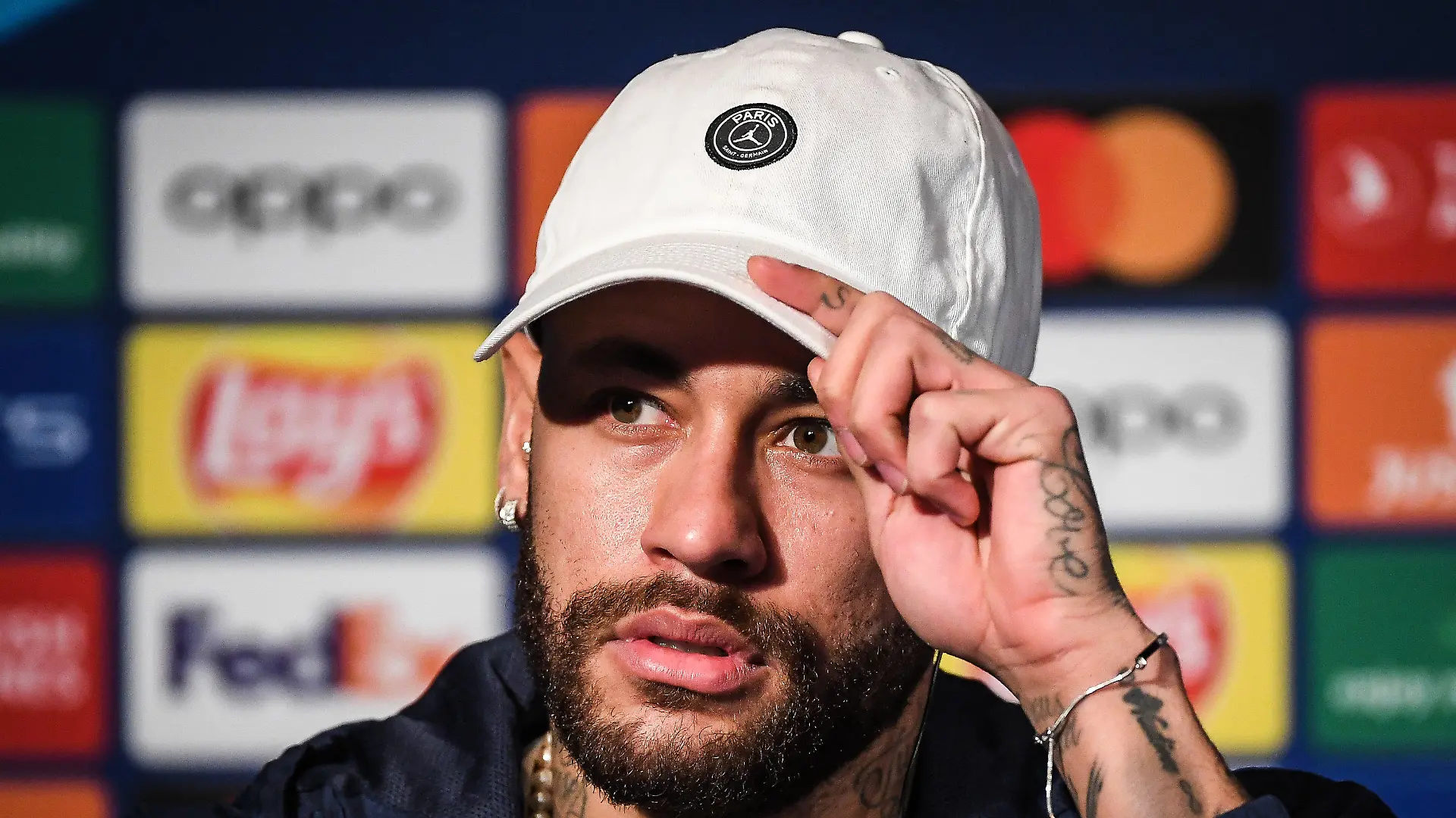 ARCHIV - 13.02.2023, Frankreich, Paris: Fußball: Champions League, K.o.-Runde, Achtelfinale, Hinspiele, Paris Saint-Germain - FC Bayern München: Der brasilianische Stürmer Neymar von Paris Saint-Germain nimmt an einer Pressekonferenz im Stadion Parc des Princes teil. Er soll sich angeblich dem FC Barcelona angeboten haben. (zu dpa: «Bericht: FC Barcelonas Plan B und Neymar») Foto: Matthieu Mirville/ZUMA Press Wire/dpa +++ dpa-Bildfunk +++