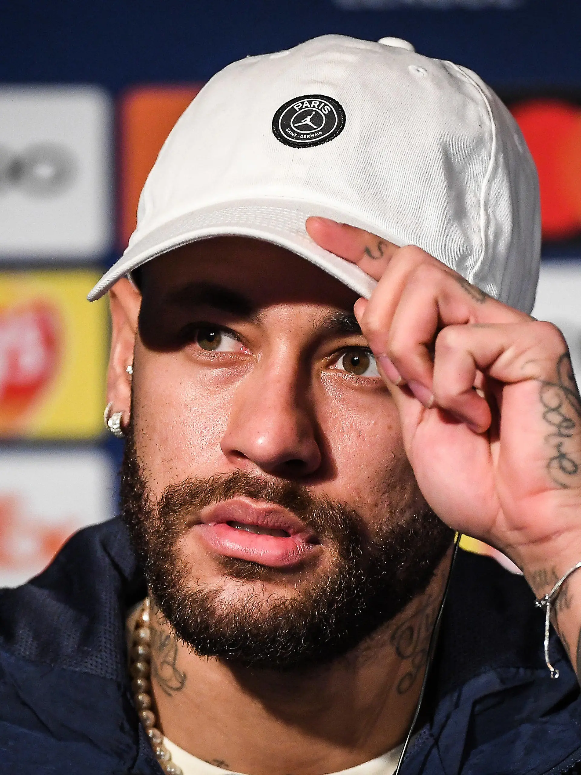 ARCHIV - 13.02.2023, Frankreich, Paris: Fußball: Champions League, K.o.-Runde, Achtelfinale, Hinspiele, Paris Saint-Germain - FC Bayern München: Der brasilianische Stürmer Neymar von Paris Saint-Germain nimmt an einer Pressekonferenz im Stadion Parc des Princes teil. Er soll sich angeblich dem FC Barcelona angeboten haben. (zu dpa: «Bericht: FC Barcelonas Plan B und Neymar») Foto: Matthieu Mirville/ZUMA Press Wire/dpa +++ dpa-Bildfunk +++
