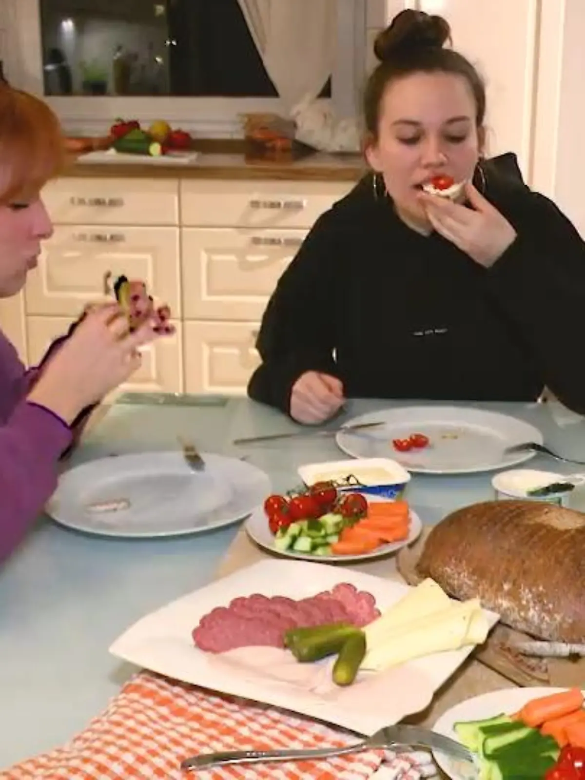 Abendbrot – bei einigen ist der Name tatsächlich noch Programm. Doch bei vielen steht laut einer aktuellen Studie von Nestlé abends schon lange nicht mehr das Brot auf dem Tisch. Stirbt die klassische Brotzeit zu später Stunde aus? Mehr zu dem kulinarischen Wandel auf Deutschlands Esstischen gibt’s im Video!