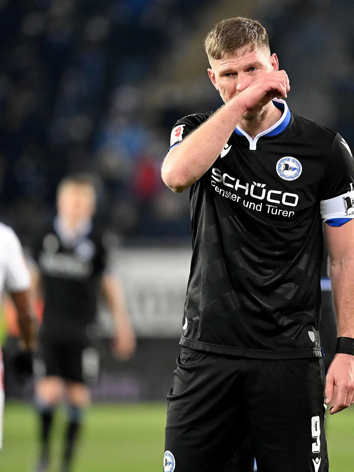  Bielefeld, Schueco Arena, 04.03.22, GER, Herren, 1.Bundesliga, Saison 2021-2022, DSC Arminia Bielefeld - FC Augsburg Bild: Fabian Klos Bielefeld Nur fuer journalistische Zwecke Only for editorial use Gemaess den Vorgaben der DFL Deutsche Fußball Liga ist es untersagt, in dem Stadion und/oder vom Spiel angefertigte Fotoaufnahmen in Form von Sequenzbildern und/oder videoaehnlichen Fotostrecken zu verwerten bzw. verwerten zu lassen. DFL regulations prohibit any use of photographs as image sequences and/or quasi-video. Nordrhein-Westfalen Deutschland *** Bielefeld, Schueco Arena, 04 03 22, GER, Herren, 1 Bundesliga, Saison 2021 2022, DSC Arminia Bielefeld FC Augsburg Bild Fabian Klos Bielefeld Nur fuer journalistische Zwecke Only for editorial use According to the regulations of the DFL Deutsche Fußball Liga it is prohibited, DFL regulations prohibit any use of photographs as image sequences and or quasi video North Rhine-Westphalia Germany