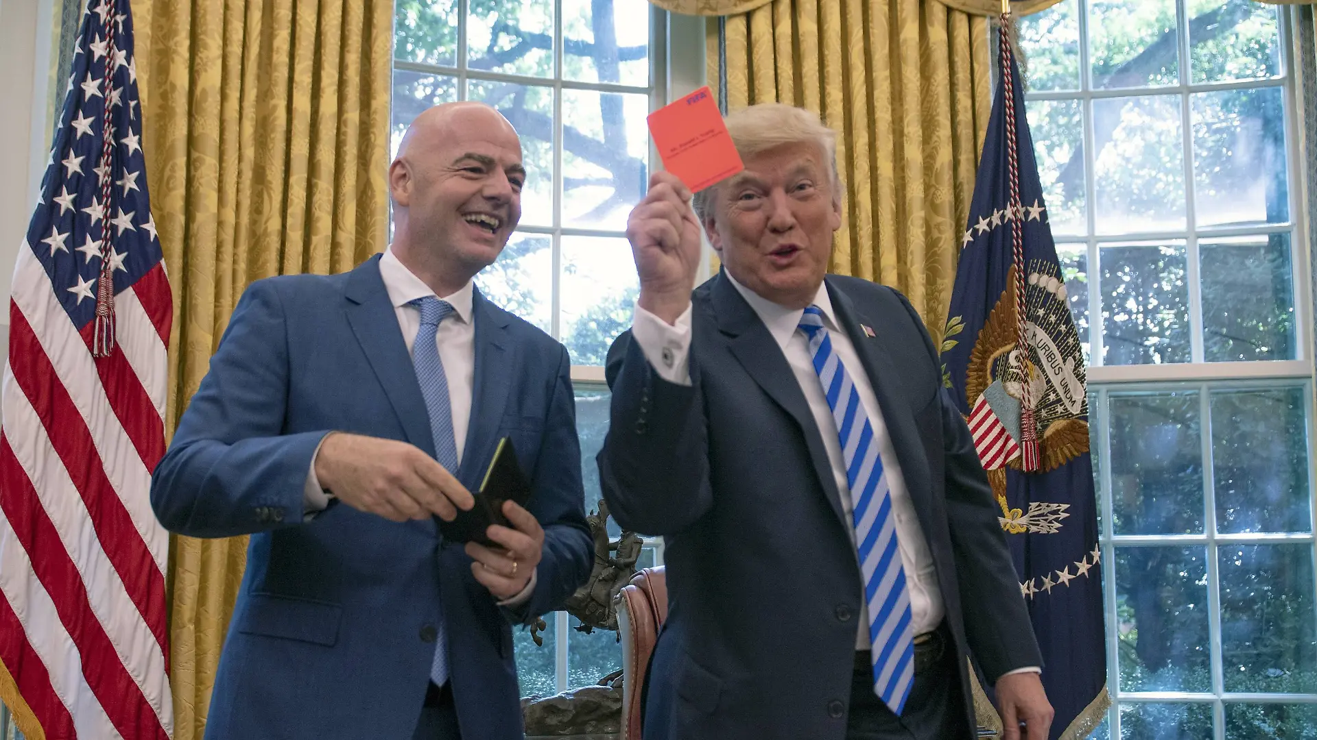 US-Präsident Donald Trump zeigt die Rote Karte neben Gianni Infantino, Präsident der FIFA, im Weißen Haus. 