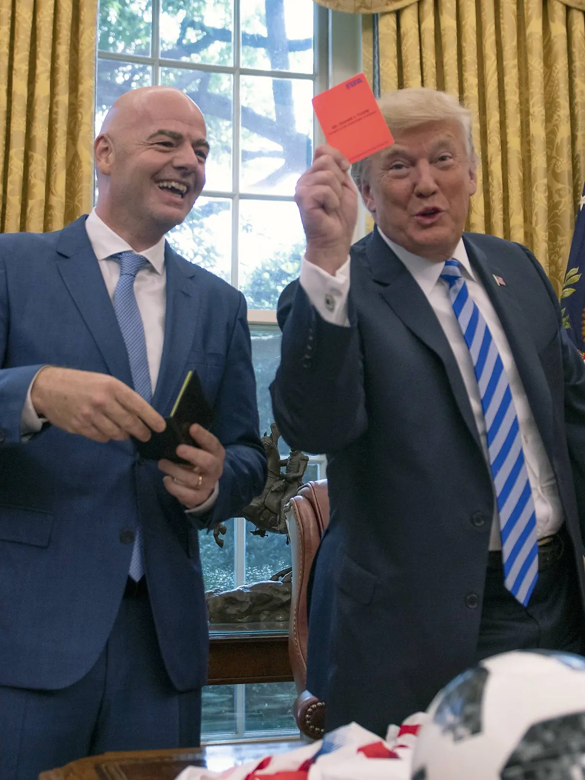 US-Präsident Donald Trump zeigt die Rote Karte neben Gianni Infantino, Präsident der FIFA, im Weißen Haus. 