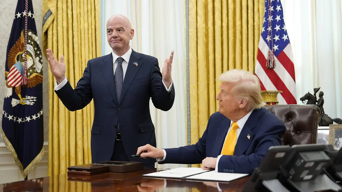 FIFA-Präsident Gianni Infantino (l.) und US-Präsident Donald Trump zeigen sich im Oval Office gut gelaunt anlässlich der Installierung einer Task Force für die WM 2026 in den USA, Kanada und Mexiko.  