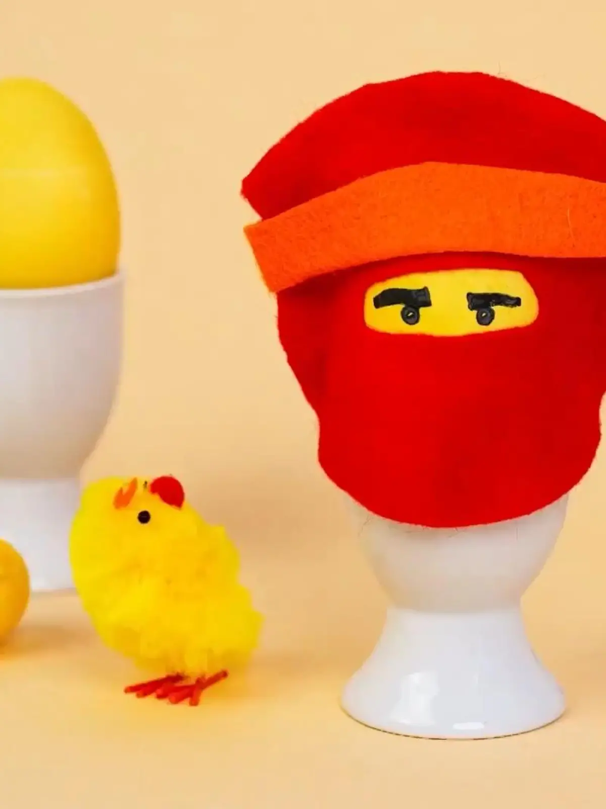 Diese lustigen Eierwärmer brauchen nicht zu lang und können je nach dem liebsten Ninjago-Charakter in verschiedenen Farben hergestellt werden. Ideal für kleinere Kinder also! Nur beim Heißkleben ist Ihre Hilfe gefragt. Wie einfach die Figuren entstehen, sehen Sie im Video. 