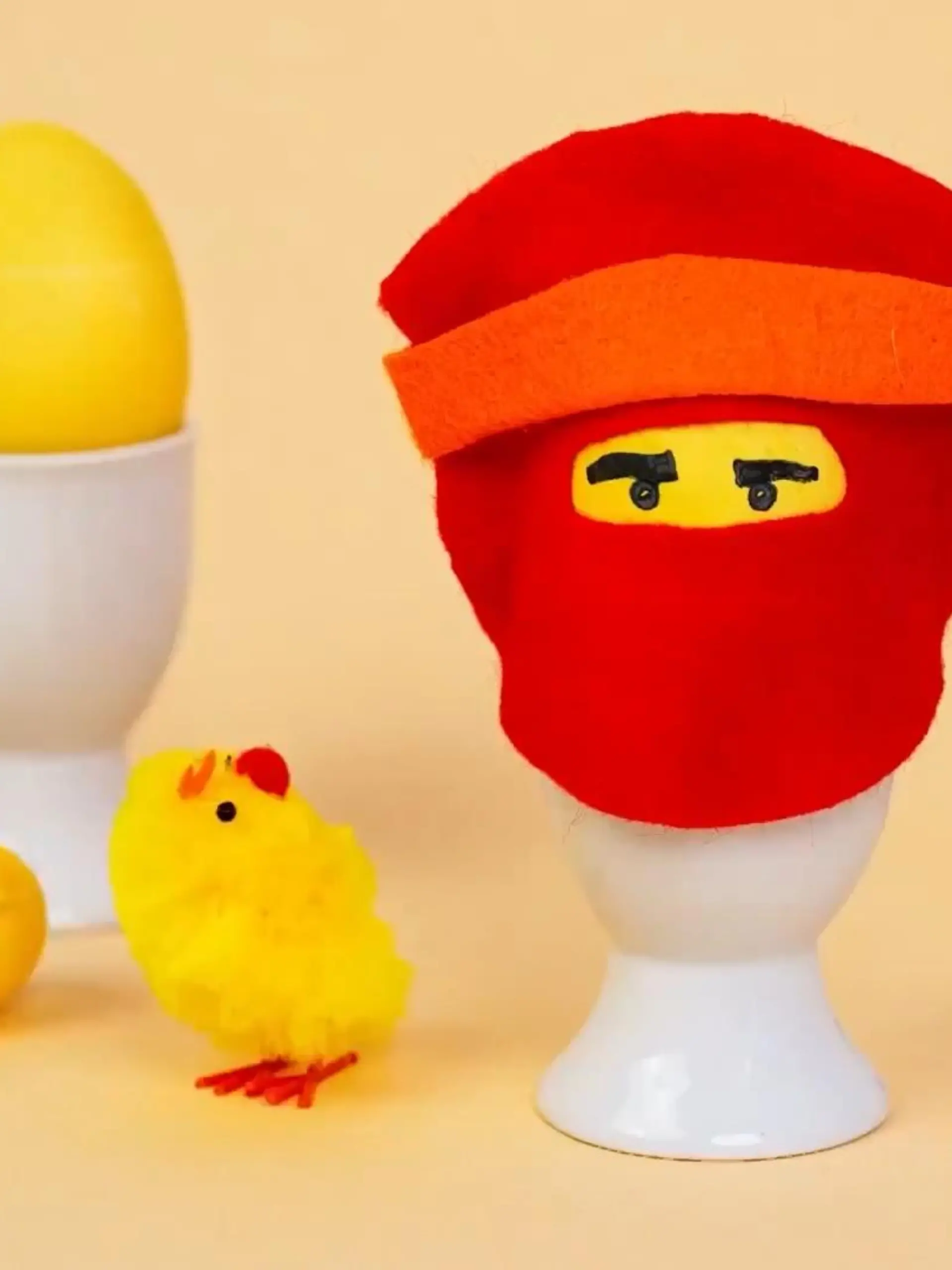 Diese lustigen Eierwärmer brauchen nicht zu lang und können je nach dem liebsten Ninjago-Charakter in verschiedenen Farben hergestellt werden. Ideal für kleinere Kinder also! Nur beim Heißkleben ist Ihre Hilfe gefragt. Wie einfach die Figuren entstehen, sehen Sie im Video. 