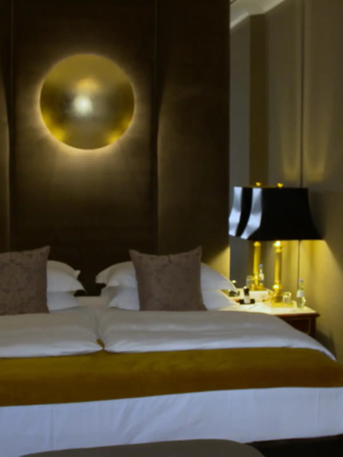 Besonders günstig, besonders schön Urlaub machen – das wollen wir alle. Wie Sie aber mit wenigen Informationen und Tricks noch mehr aus Ihrer Buchung rausholen, wissen viele nicht. Dabei ist es gar nicht schwer an Upgrades im Hotel heranzukommen. Und warum Sie unbedingt den Grund Ihrer Reise angeben sollten, erklärt Hotel-Experte Carsten Rath im Video.