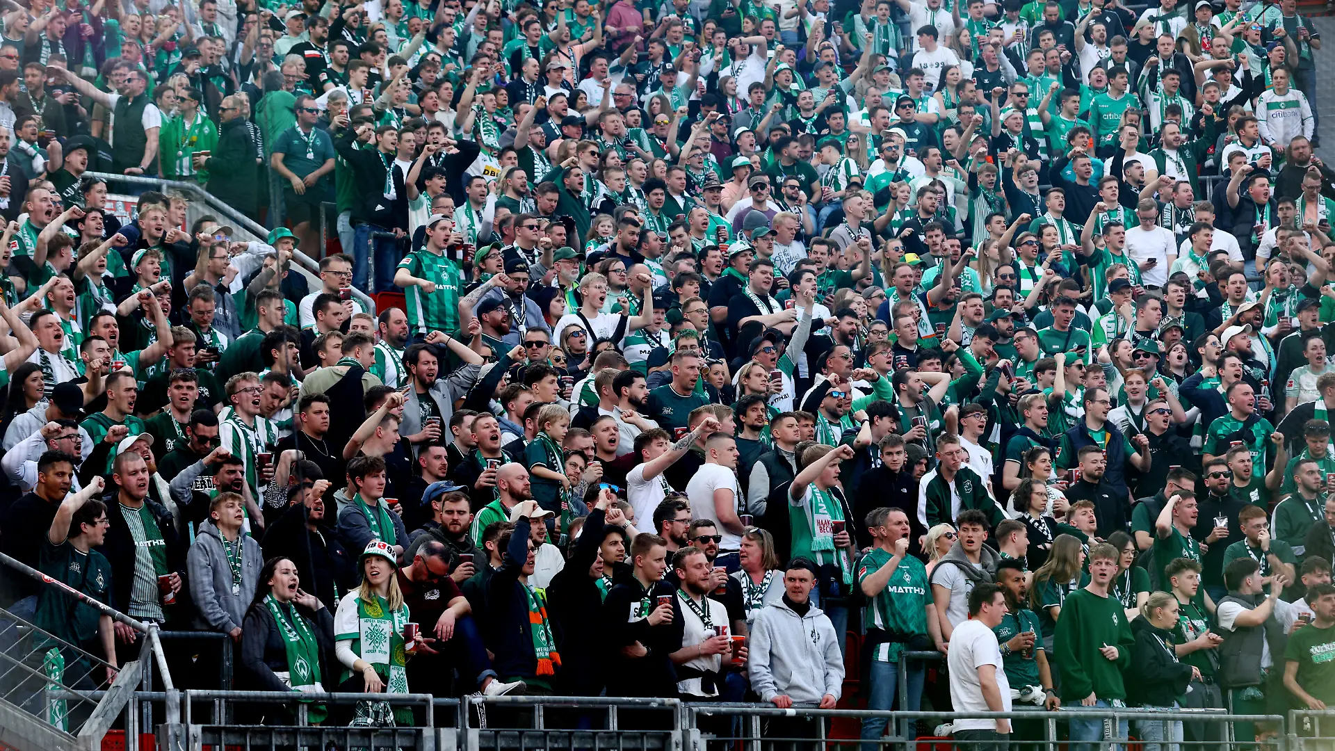 Fans von Werder Bremen in Leverkusen