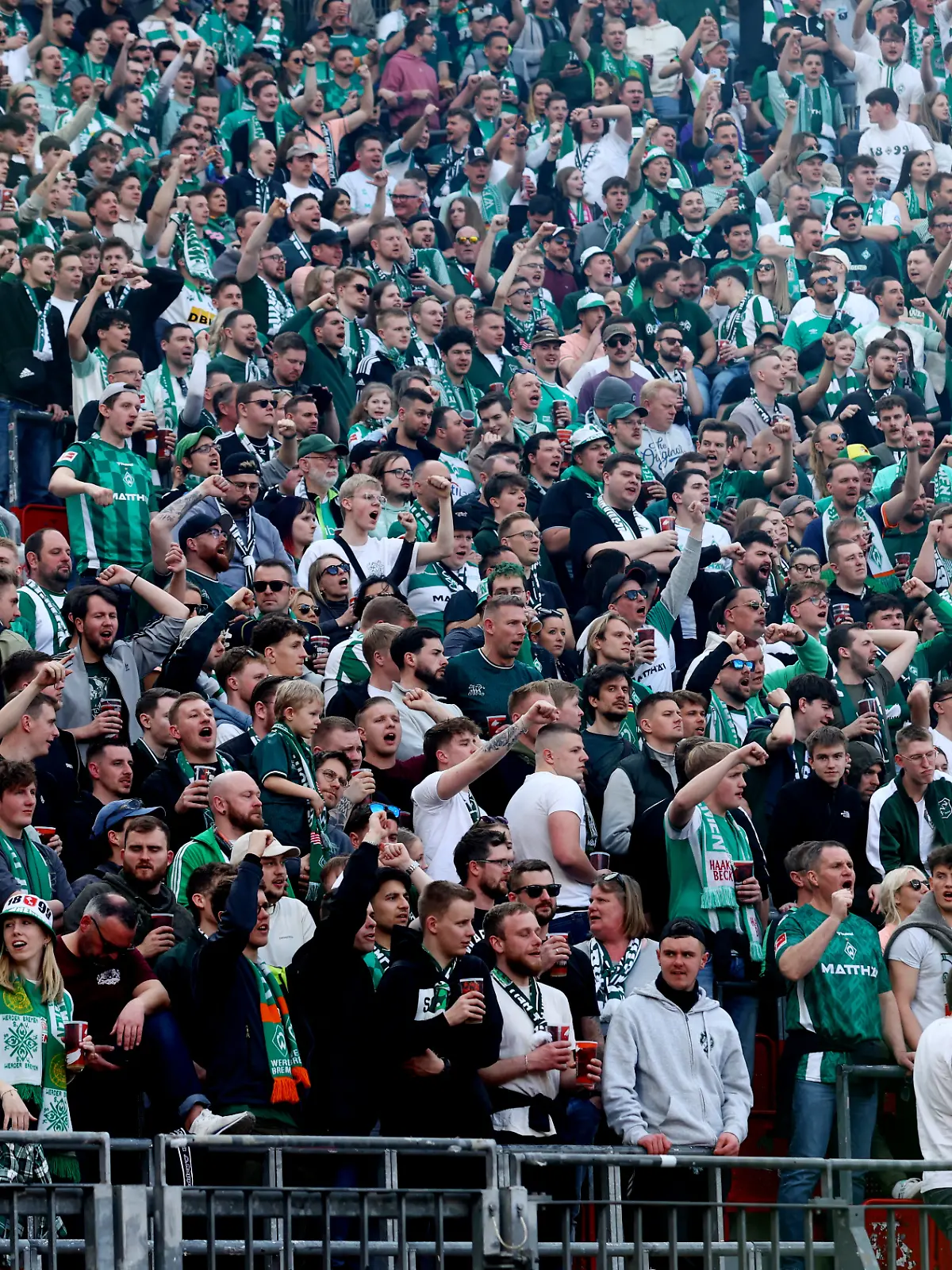 Fans von Werder Bremen in Leverkusen