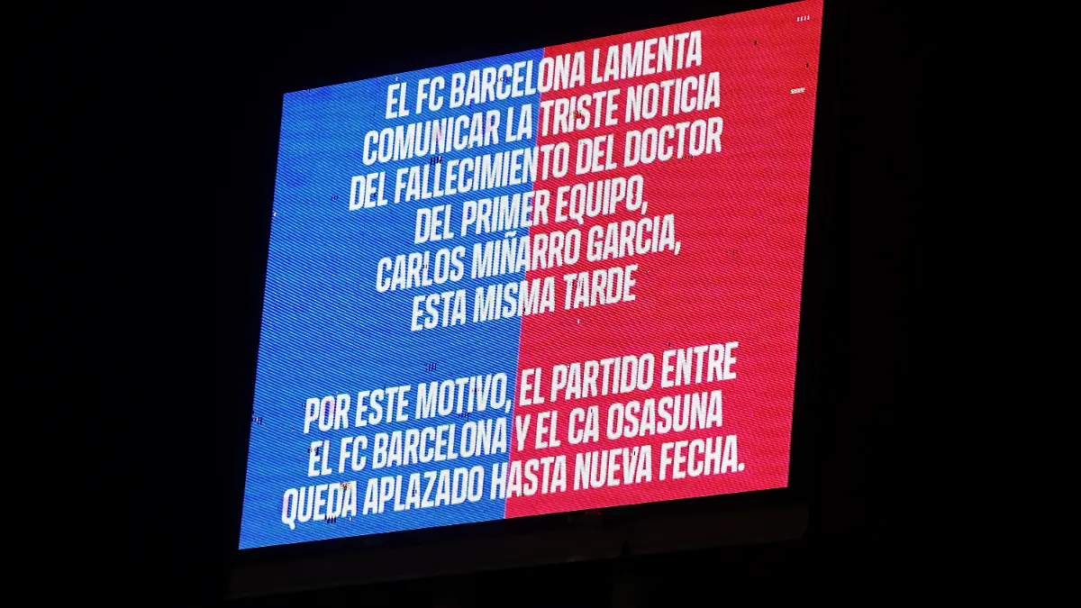 Auf dem Stadion-Screen teilt der FC Barcelona die traurige Kunde von Tod des Teamarztes mit