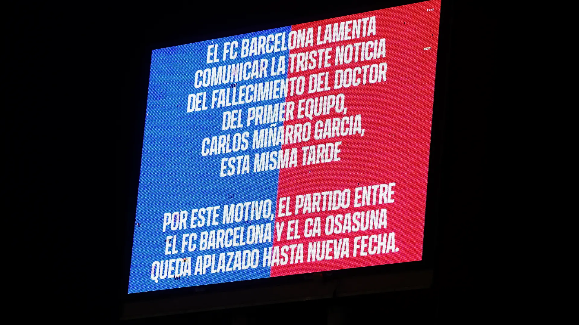 Auf dem Stadion-Screen teilt der FC Barcelona die traurige Kunde von Tod des Teamarztes mit