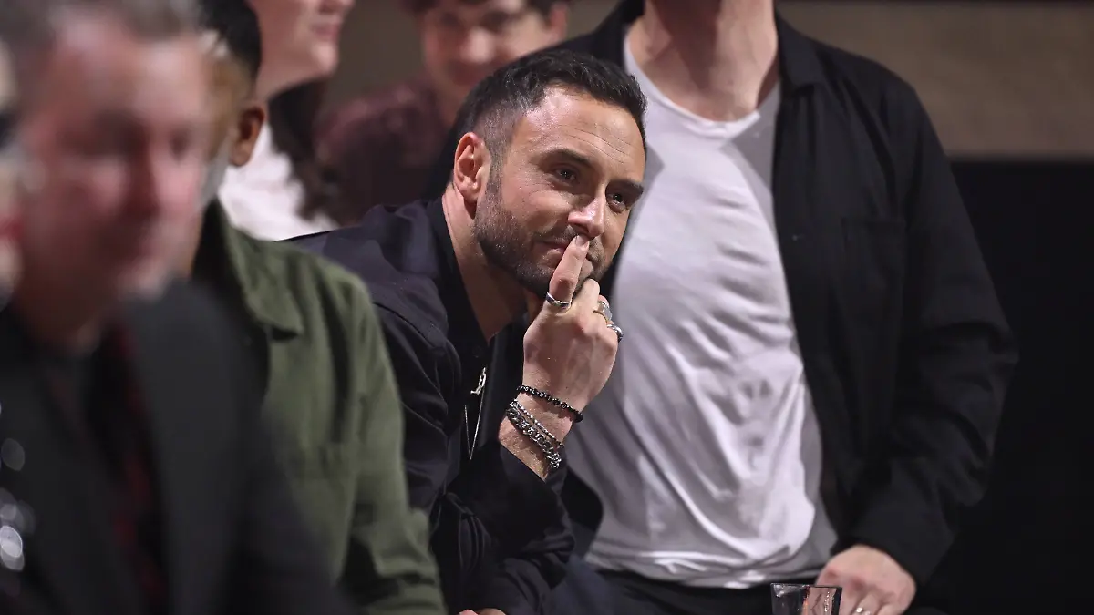 Måns Zelmerlöw muss zusehen, wie er gegen die Band KAJ veliert.
