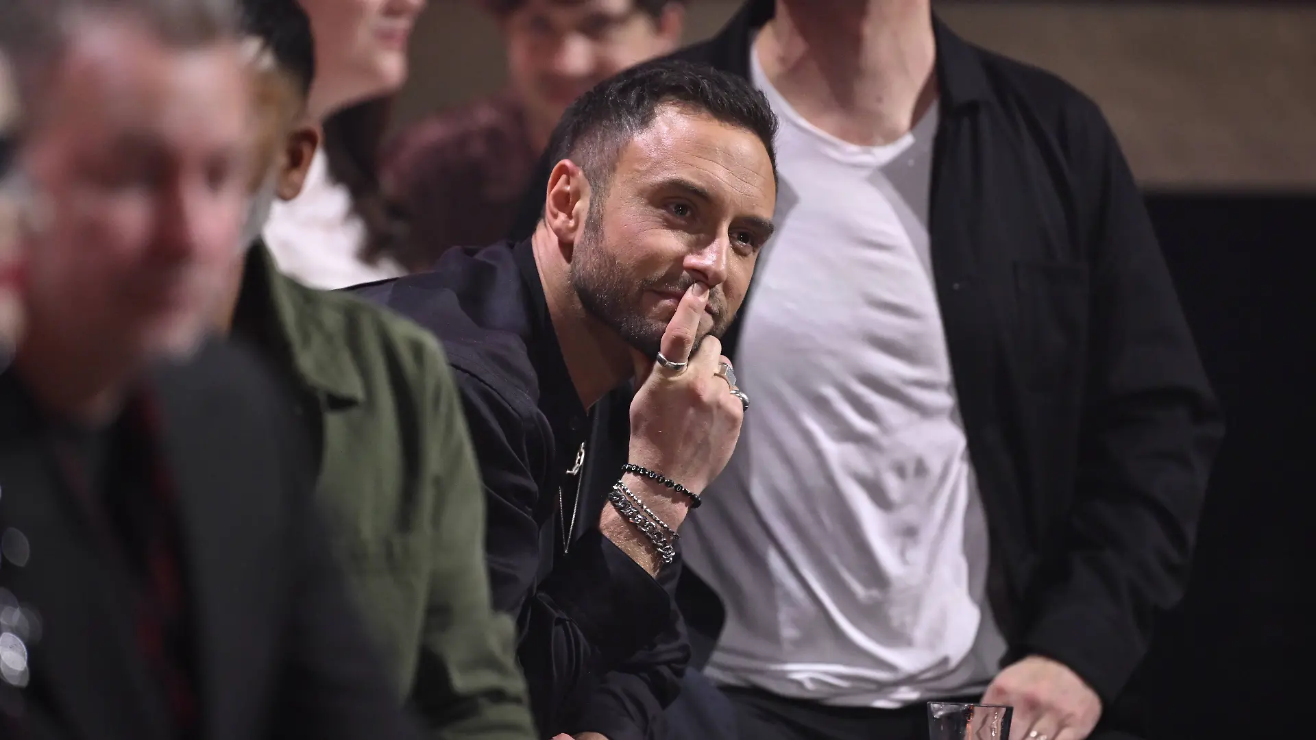 Måns Zelmerlöw muss zusehen, wie er gegen die Band KAJ veliert.