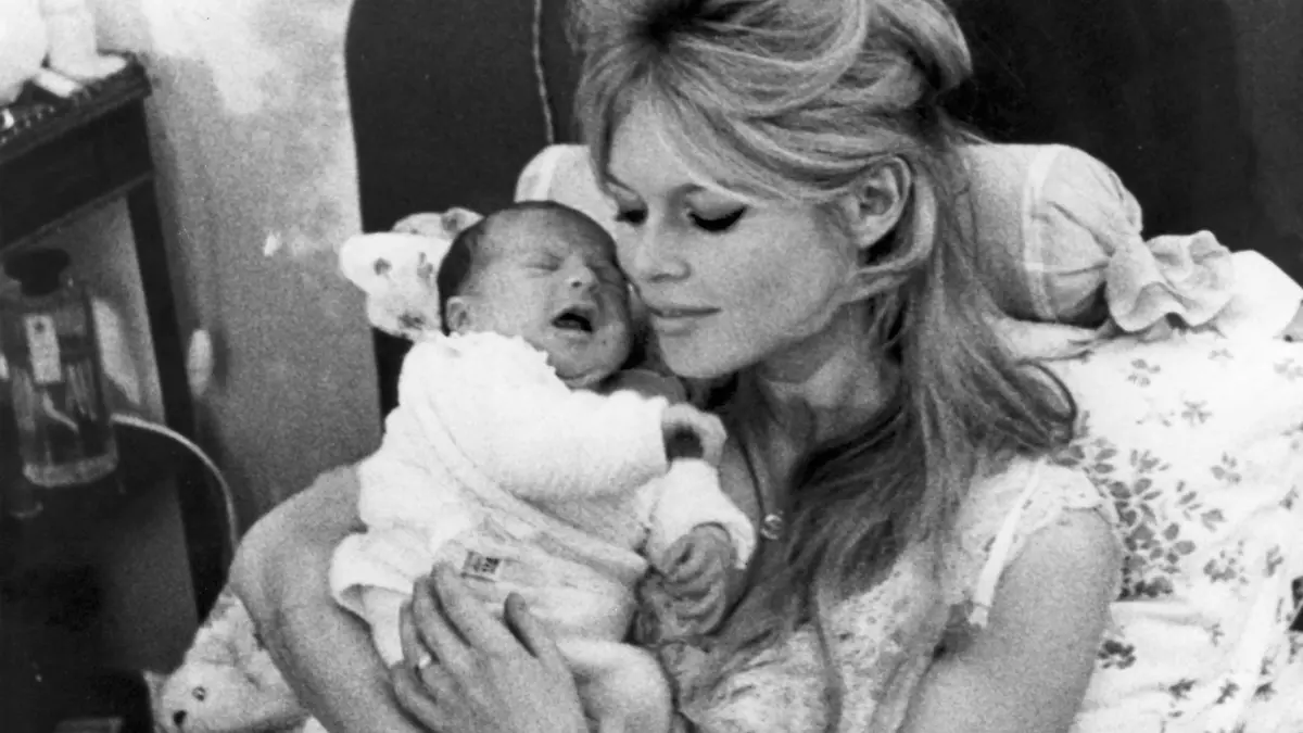 Die französische Schauspielerin Brigitte Bardot liegt am 11.01.1960 im Wochenbett mit ihrem Sohn Nicolas aus der Ehe mit dem Schauspieler Jacques Charrier. Sohn Nicolas Charrier wurde einen Tag vorher, am 10.01.1960, geboren. Foto: AFP +++(c) dpa - Report+++