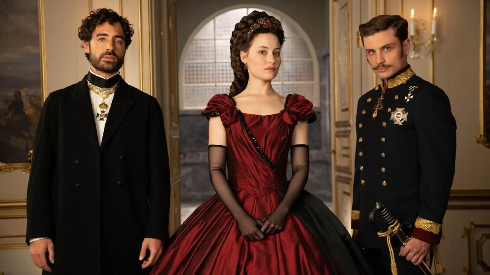 V.l.: Graf Gyula Andrássy (Giovanni Funiati), Sisi (Dominique Devenport) und Franz (Jannik Schümann)