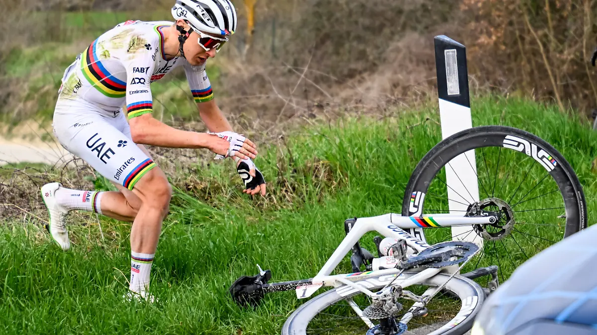 Der slowenische Radstar Tadej Pogacar vom Team UAE Emirates stürzt bei Strade Bianche am 8. März 2025 heftig. 