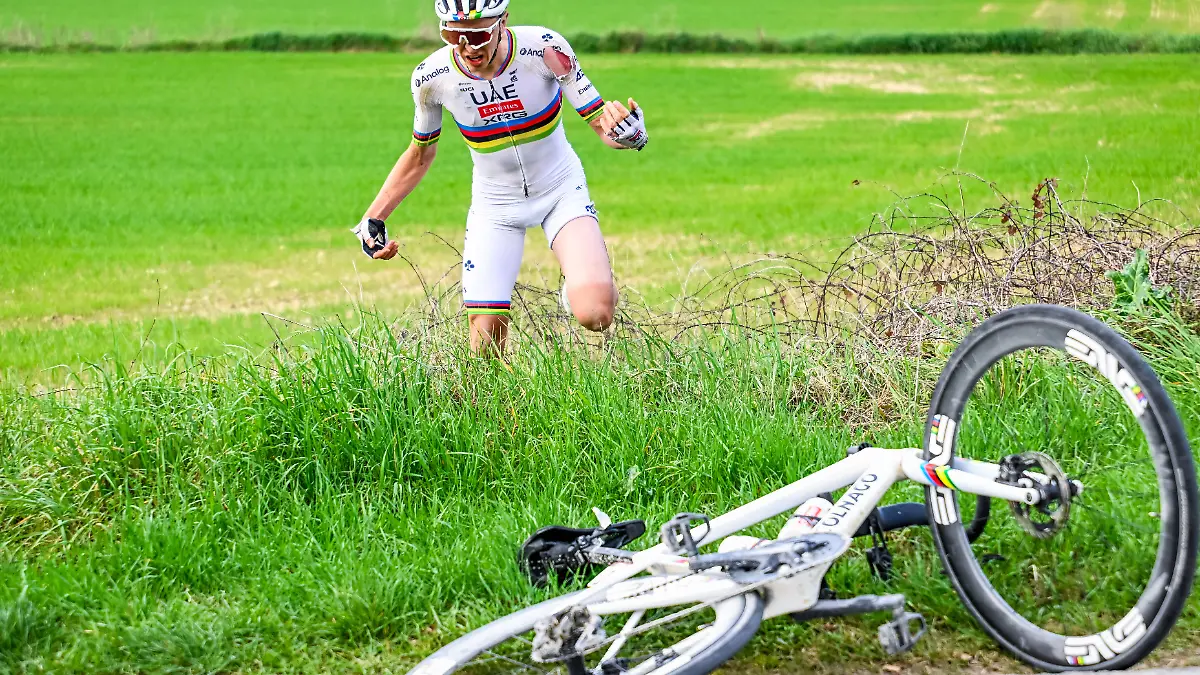Der slowenische Radstar Tadej Pogacar vom Team UAE Emirates stürzt bei Strade Bianche am 8. März 2025 heftig. 