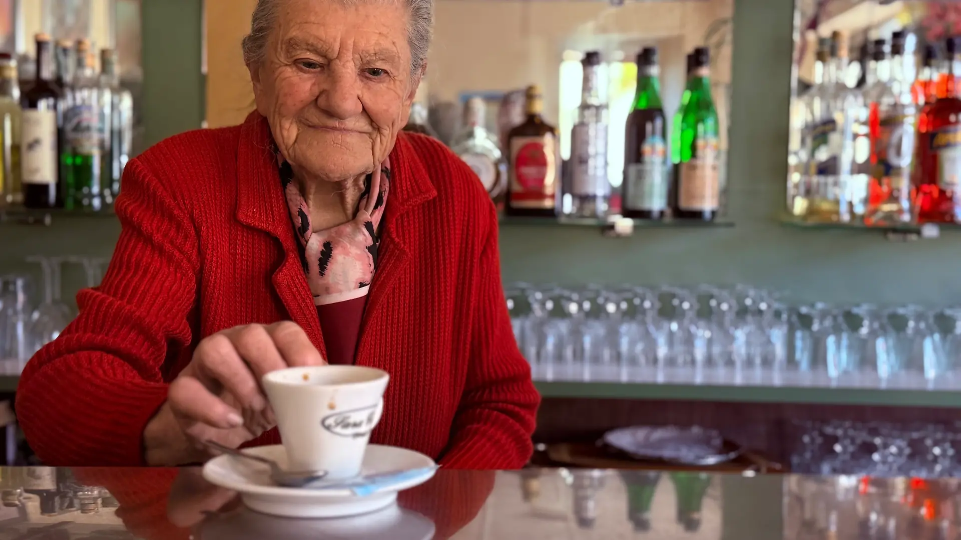 07.03.2025, Italien, Nebbiuno: Italiens älteste Barista Anna Possi steht in ihrem Café ·Bar Centrale· auch mit 100 noch an der Kaffeemaschine. (zu dpa: «Nonna Anna macht Caffè - auch mit 100 noch») Foto: Christoph Sator/dpa +++ dpa-Bildfunk +++